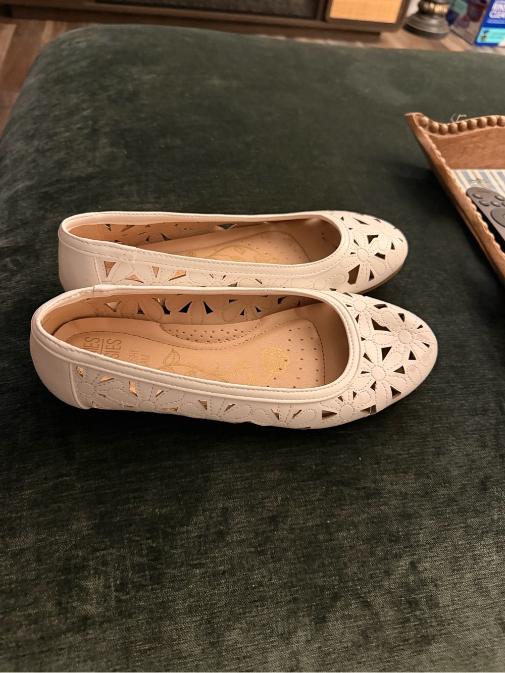 Mootsies Tootsies Cream Laser-Cut Floral Ballet Flats